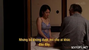 để trả đũa ông chồng địt trộm, người vợ vụng trộm cho bệnh nhân làm tình khi người chồng đang phía sau